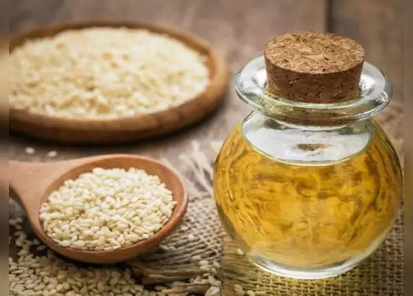 ​तिल के तेल से करें मसाज