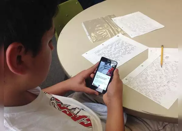 मोबाइल के अधिक इस्तेमाल से बचें