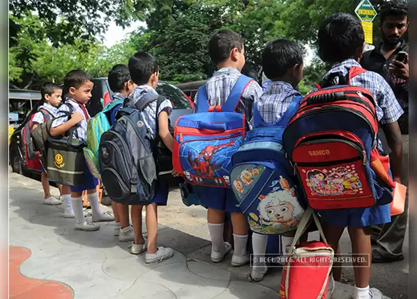 चेक करें बच्चे का स्कूल बैग