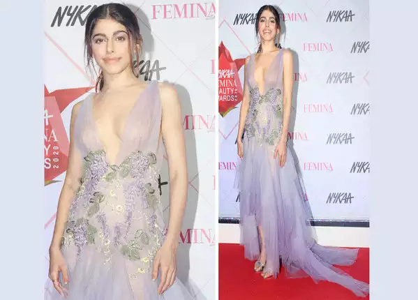 अलाया की ड्रेस की नेकलाइन थी सबसे सेक्सी