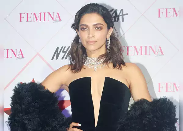 ऑफ शोल्डर सेक्सी लुक