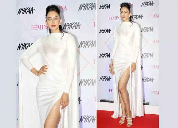 रकुल ने  भी पहनी थाई हाई स्लिट ड्रेस