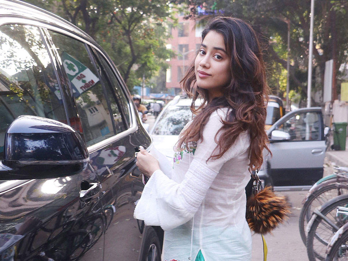 इंडियन कपड़ों में बिना मेकअप के भी प्यारी दिखीं जाह्नवी कपूर