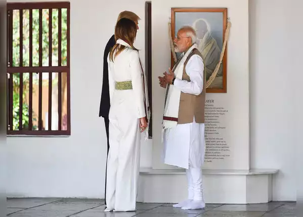 वाइट कुर्ता पजामा पहने दिखे मोदी