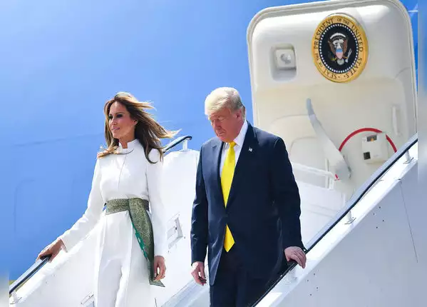 वाइट जंपसूट में दिखीं मेलेनिया