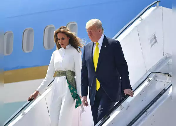 वेस्ट पर बांधा खास बेल्ट