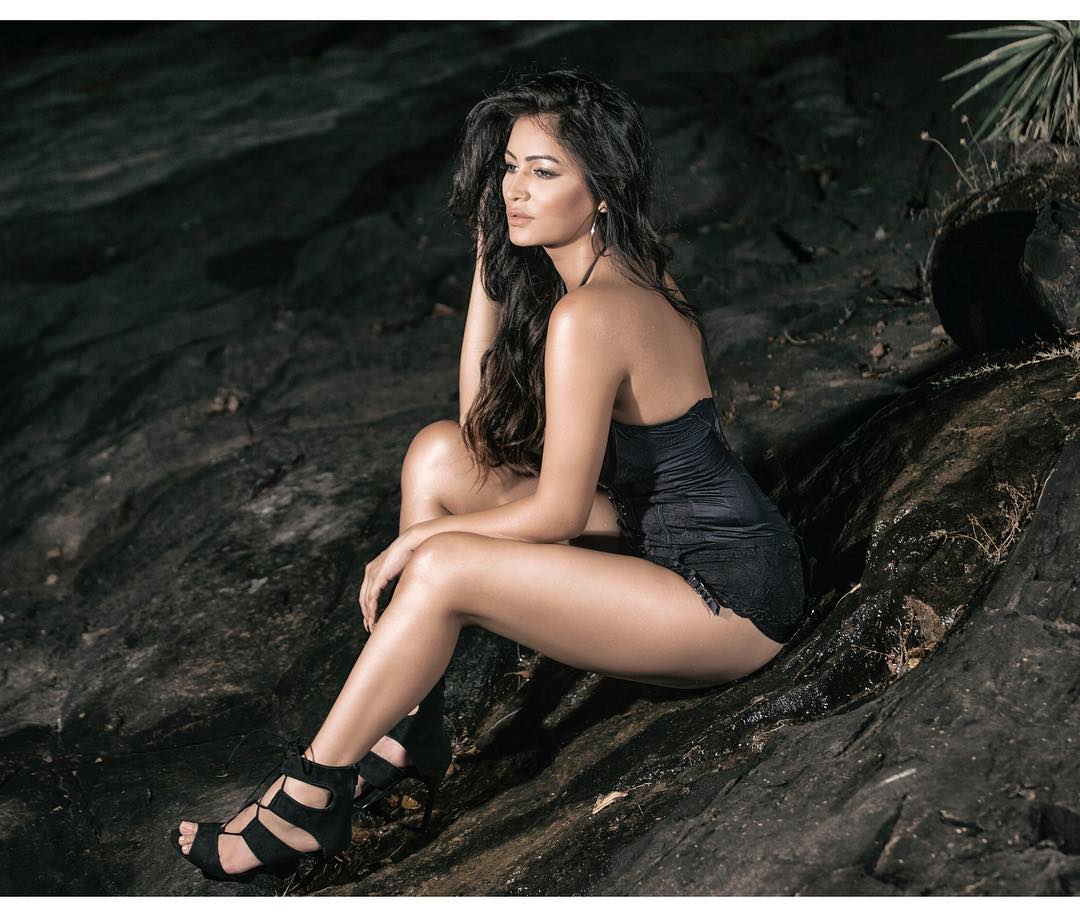 पूजा का ब्लैक कलर की ये सेक्सी ड्रेस में कमाल की खूबसूरत लग रही हैं.