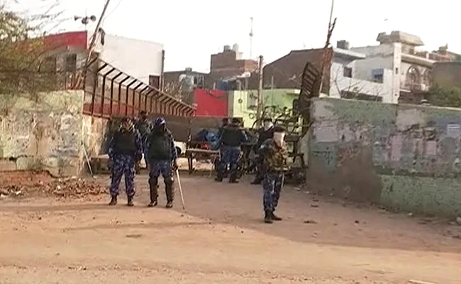 Delhi Violence: हिंसाग्रस्त इलाकों में कुछ दुकानें खुलीं, बड़ी संख्या में लोगों के इकट्ठा होने पर रोक- 10 खास बातें