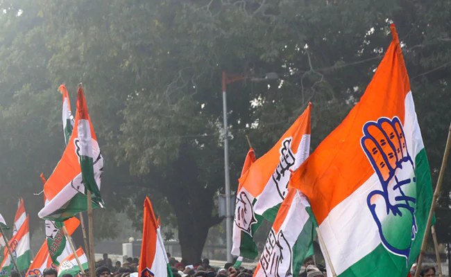 पुरी में कांग्रेस कार्यकर्ताओं ने मुख्यमंत्री नवीन पटनायक को दिखाए काले झंडे
