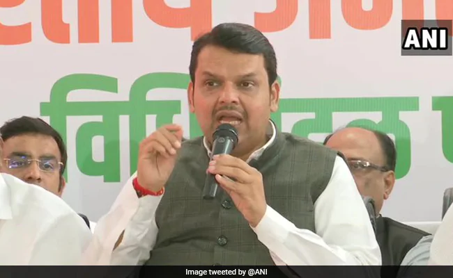 पूर्व सीएम देवेंद्र फडणवीस का आरोप- महाराष्ट्र सरकार मुंबई में COVID-19 से हुई 950 मौतों को छुपा रही