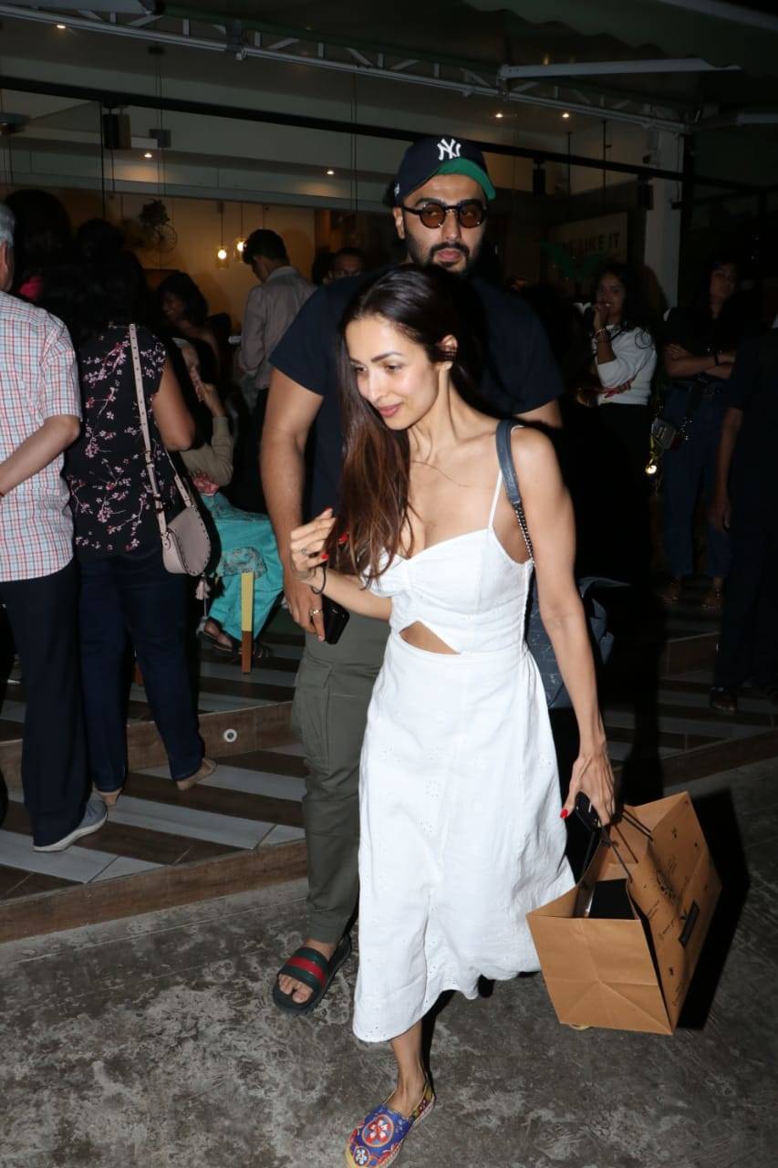 न्यूड मेकअप और ब्लू शूज