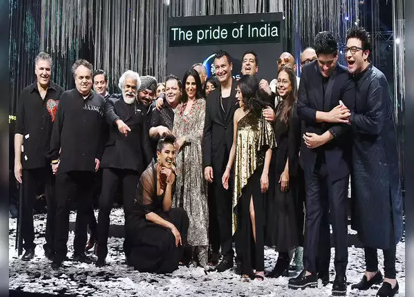 ऑफ शोल्डर गाउन में दिखीं प्रियंका