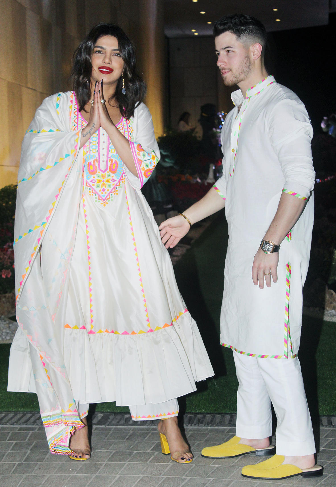 मैचिंग कलर के फुटवेअर