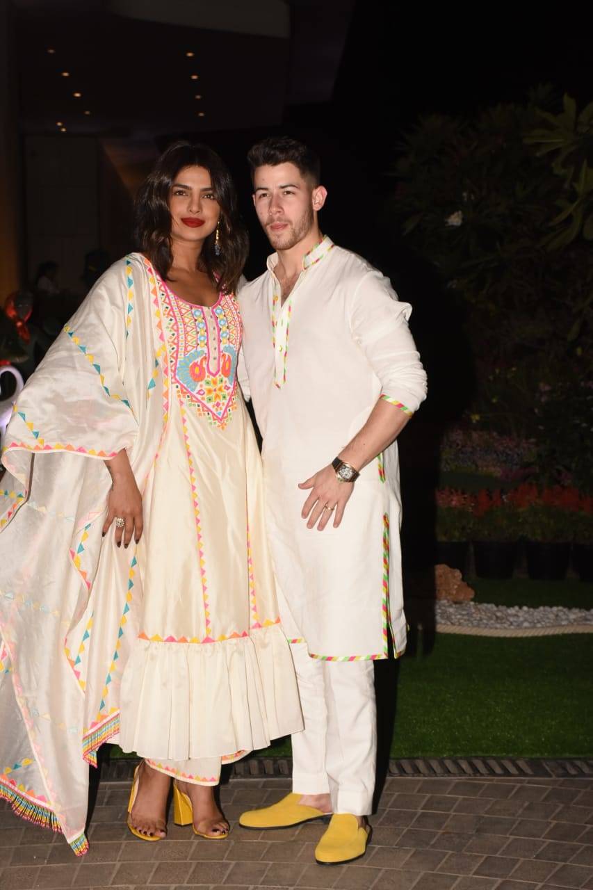 कुर्ते पर था कलरफुल थ्रेड वर्क