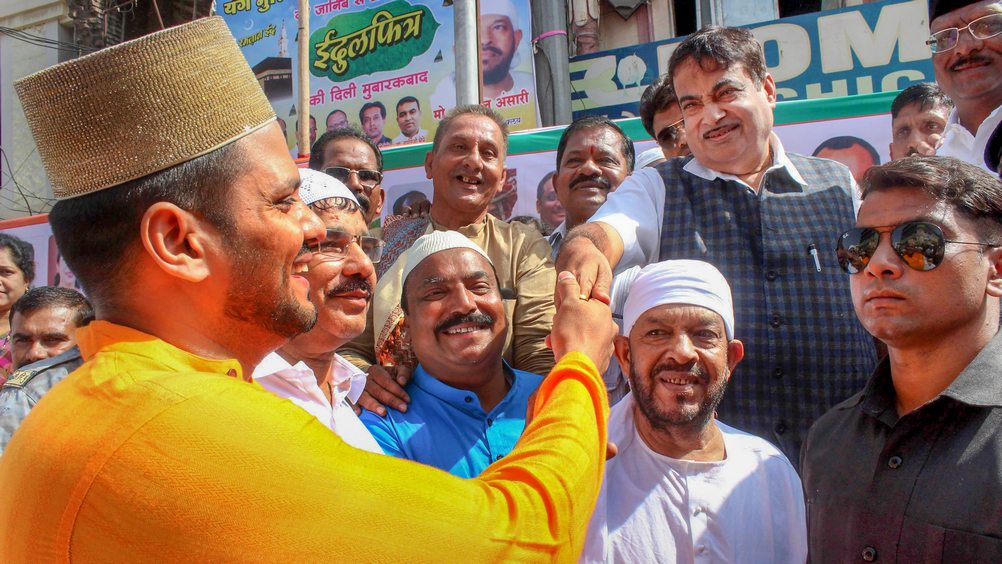 सड़क परिवहन मंत्री नितिन गडकरी नागपुर में लोगों को ईद की बधाई देते हुए