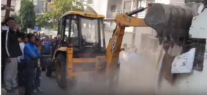 Bulldozer broke into the house of a criminal with a mechanical cutter of a BJP worker in Bhopal