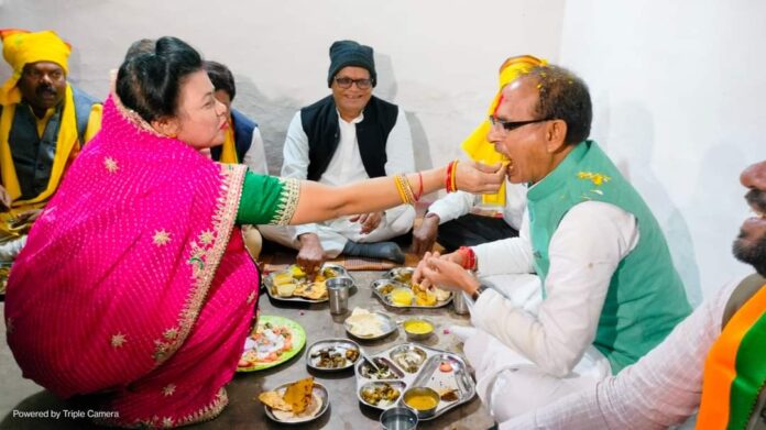 Ladli Bahna fed food to brother Shivraj with her own hands